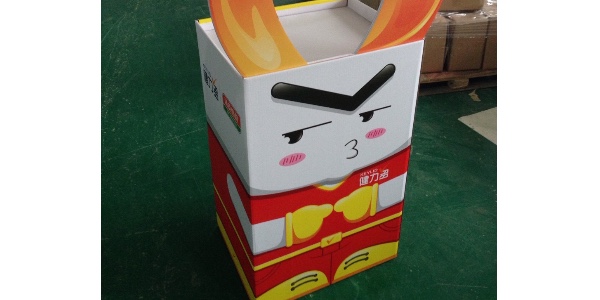 為什么紙展架的大貨材料看起來比樣品材料差？